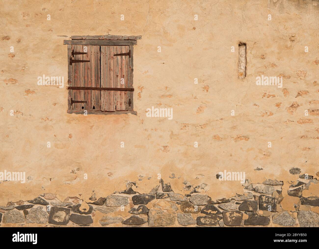 Rustic stone wall Stock Photo - Alamy