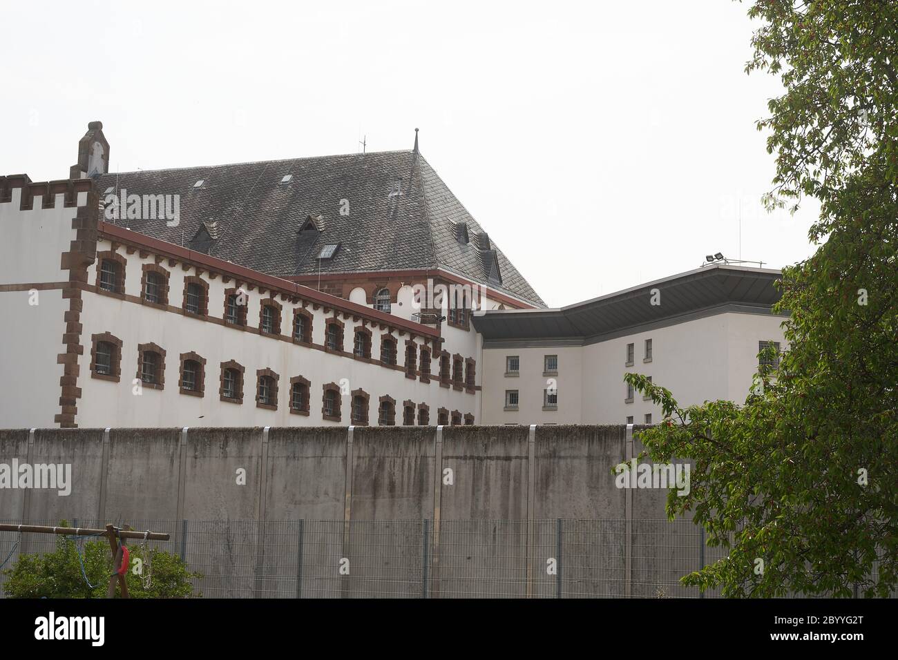 Wittlich, Germany. 09th June, 2020. The currently unused old wing of the prison. The complete ban on visiting prisoners in Rhineland-Palatinate has been lifted - the prisons are groping their way to a new normality in the Corona crisis. Credit: Thomas Frey/dpa/Alamy Live News Stock Photo