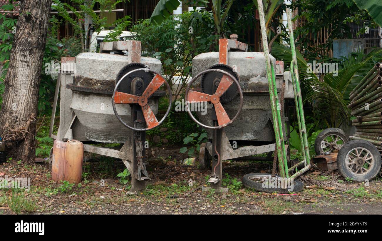 Mini cement mixer machine, an alternative to building a house with a