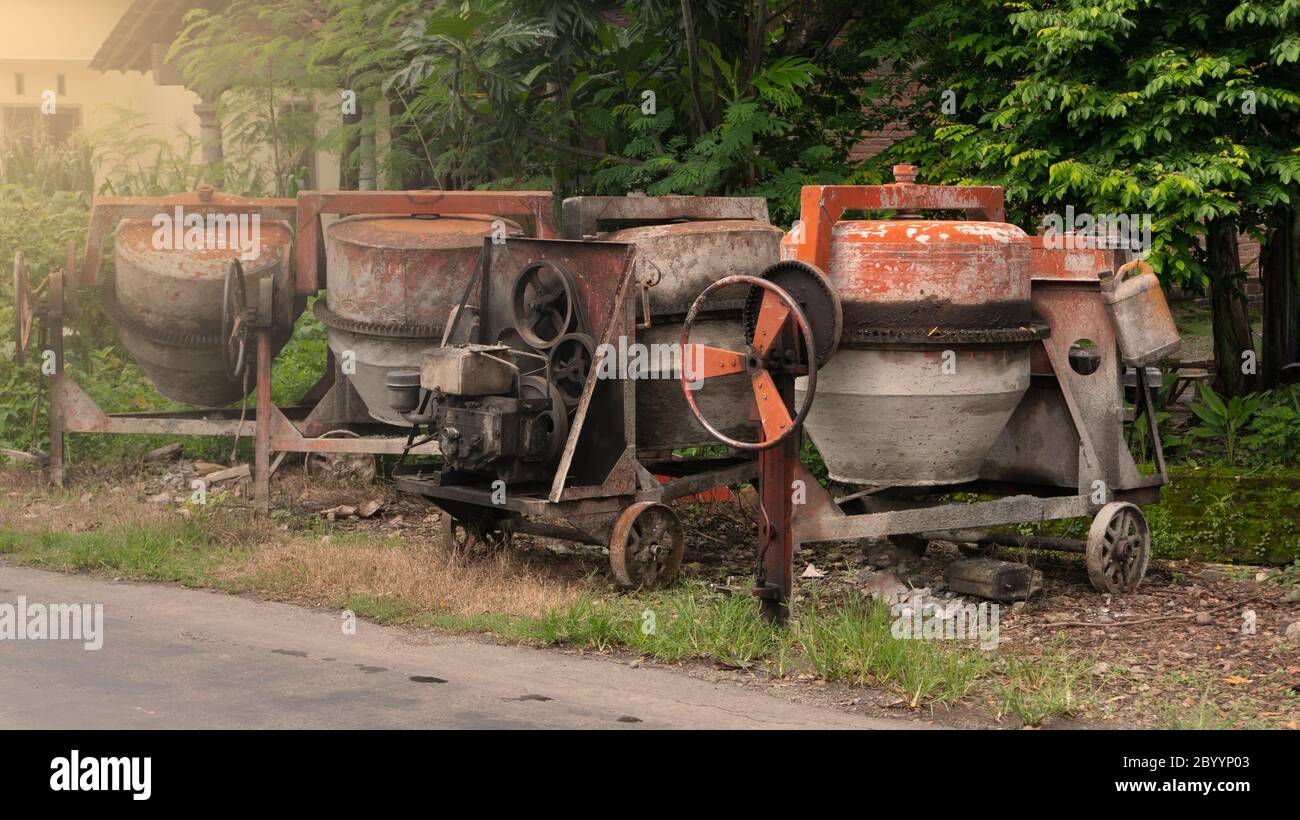 Mini cement mixer machine, an alternative to building a house with a