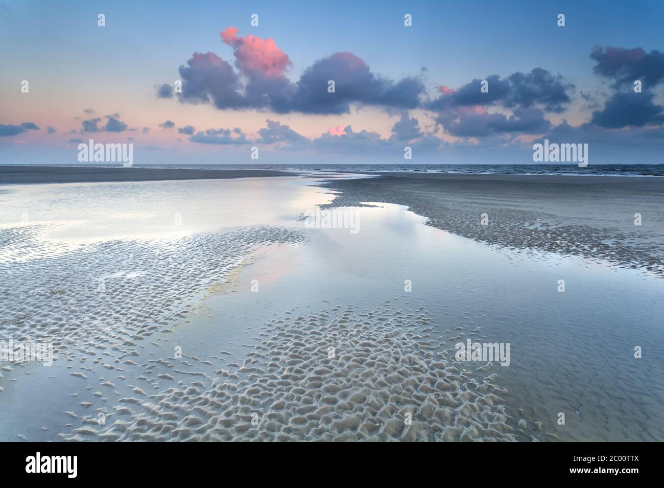 Sunrise over ocean low hi-res stock photography and images - Alamy