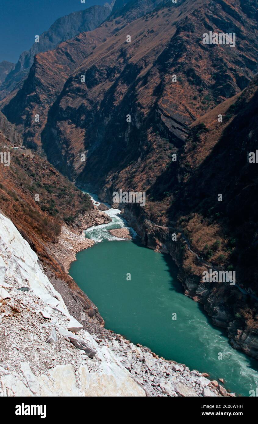 TIGER LEAPING GORGE (1.800 M), YANGTZE JINSHA JIANG, YUNNAN, CHINA Stock Photo