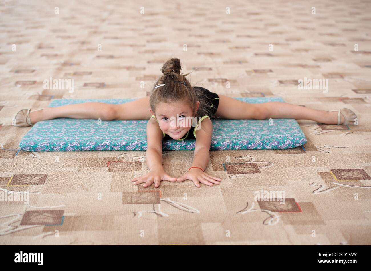 Little girl gymnast stretch floor hi-res stock photography and