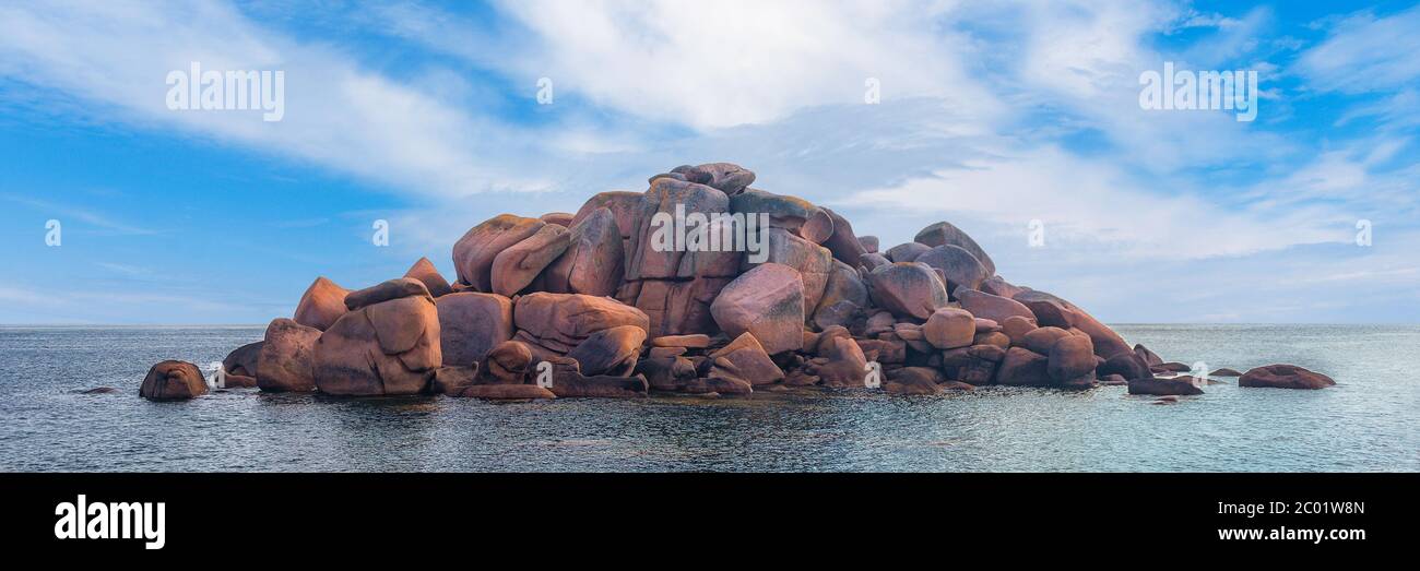 Als hätte ein Maler die Farben angerührt, liegen die rosa Granitblöcke in der Atlantikküste der Bretagne und gleichsam im Kontrast zu Himmel und Meer. Stock Photo