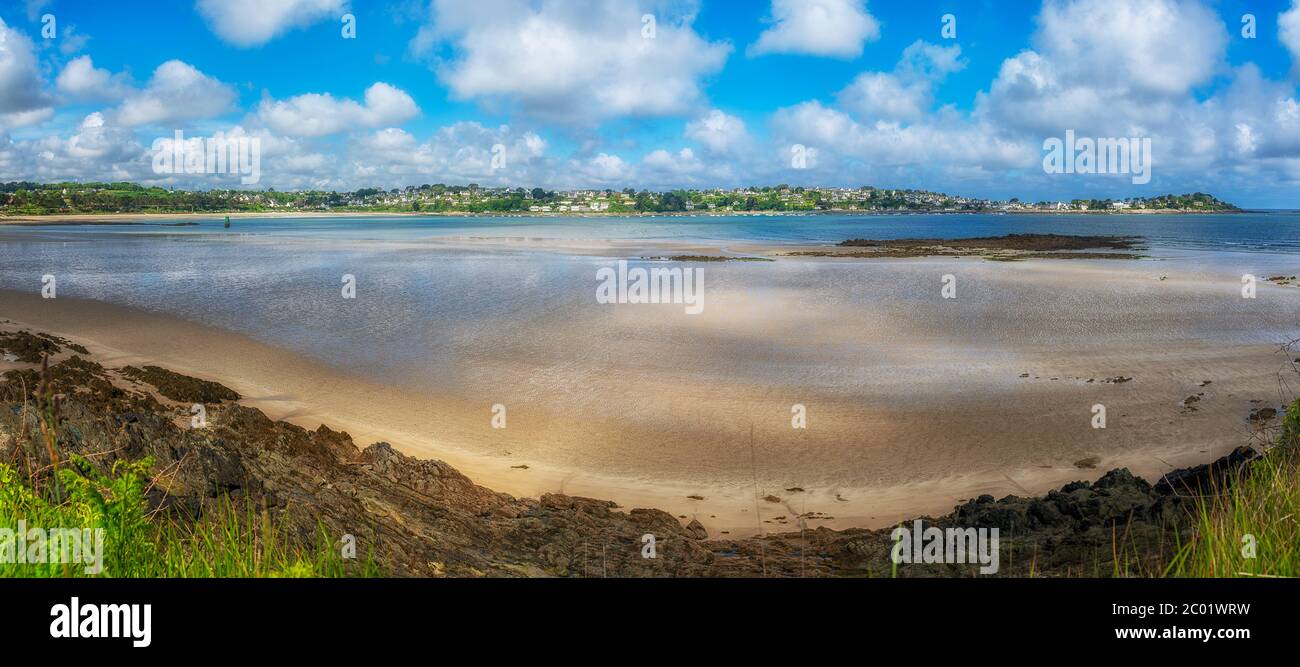 Flußmündung an der Atlantikküste der Bretagne. River mouth on the Atlantic coast of Brittany. Stock Photo