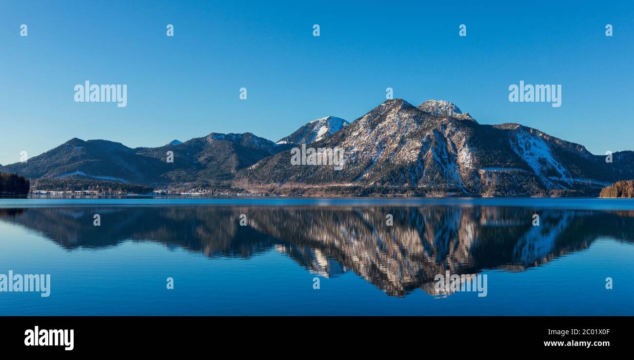 Die bayerischen Seen bieten zusammen mit mancher Bergkulisse zu jeder Jahreszeit ein herrliches Motiv. (Walchensee) The Bavarian lakes, together with Stock Photo