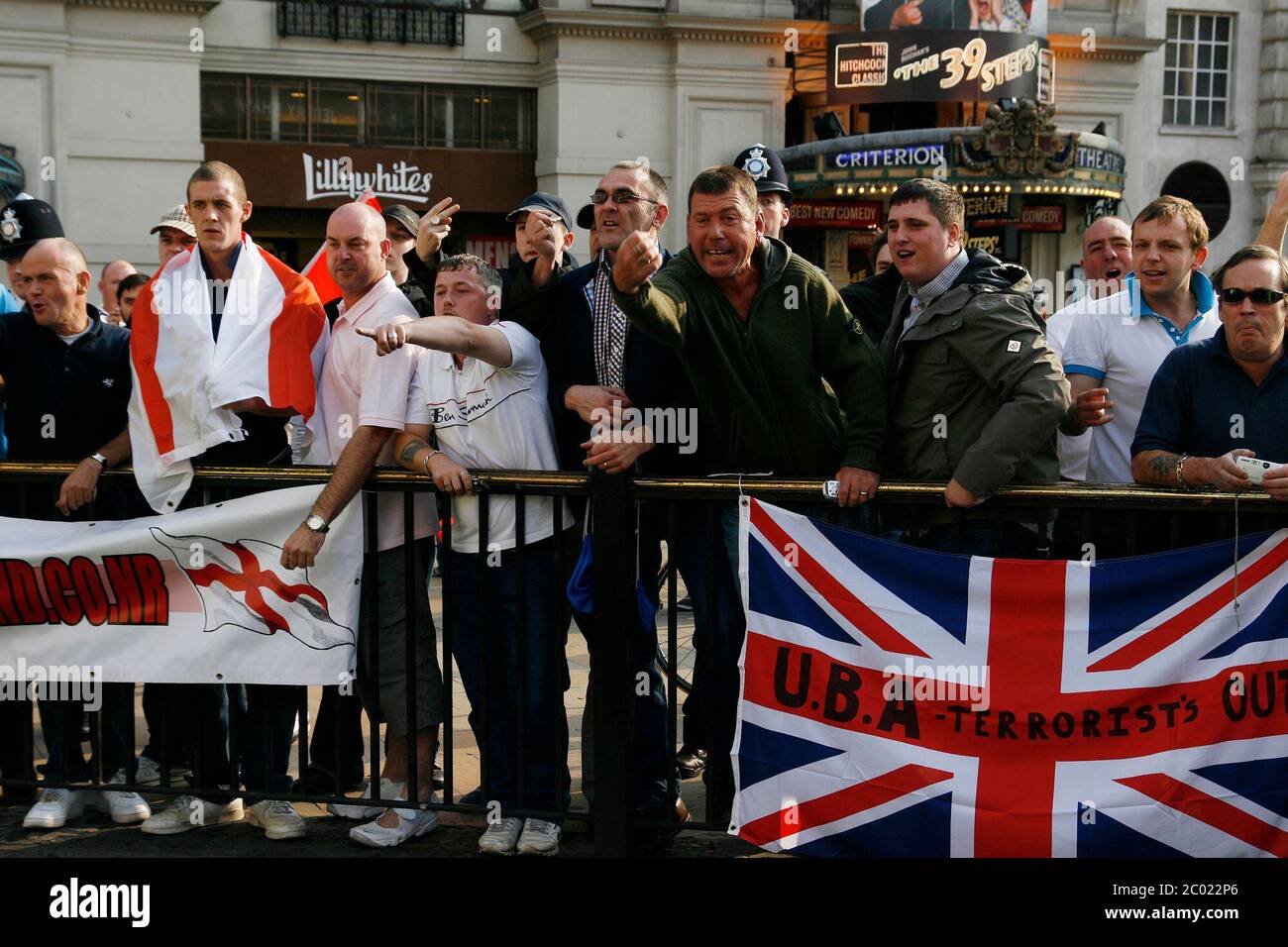 Right wing extremists members of March for England hurl abuse at Al-Quds demonstrators in Piccadilly Circus London Stock Photo