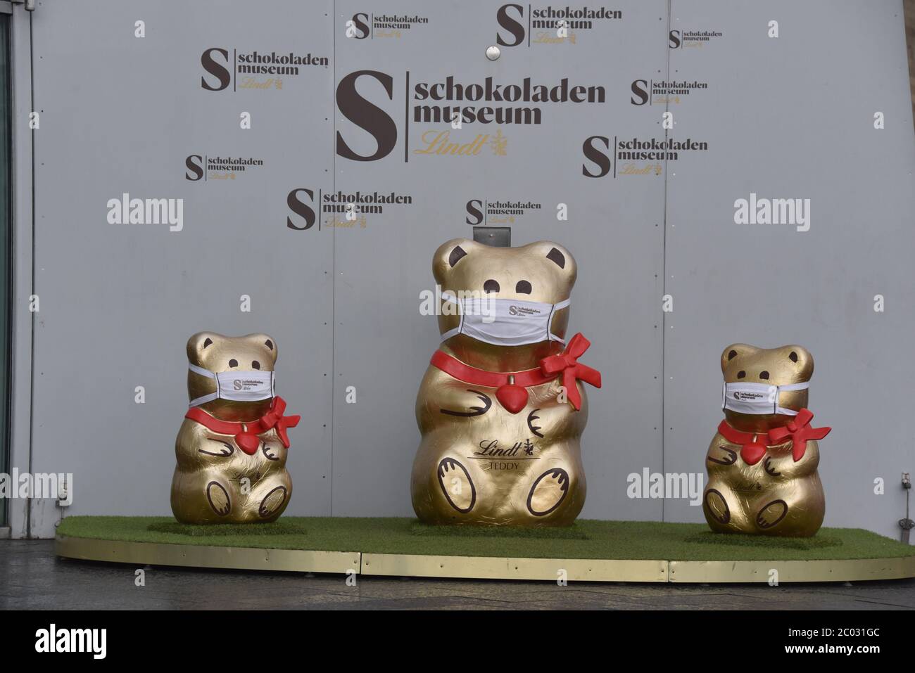 Cologne, Germany. 10th June, 2020. View of chocolate museum with Lindt Gold Bear Teddy with mouth guard. Credit: Horst Galuschka/dpa/Alamy Live News Stock Photo