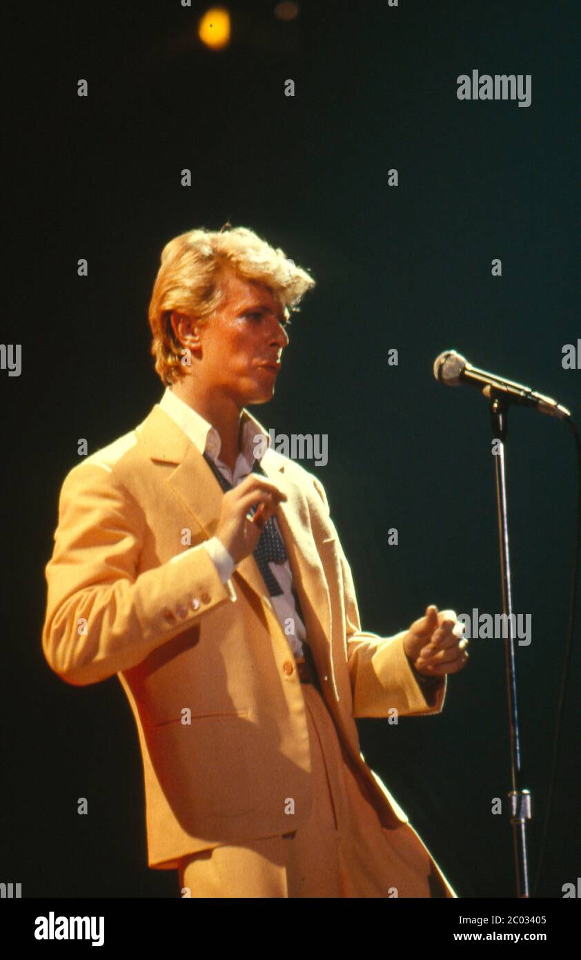 David Bowie kicking off his Serious Moonlight Tour with a warm-up gig ...