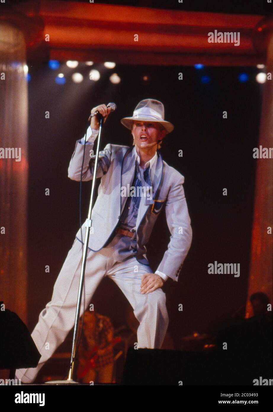 David Bowie kicking off his Serious Moonlight Tour with a warm-up gig ...