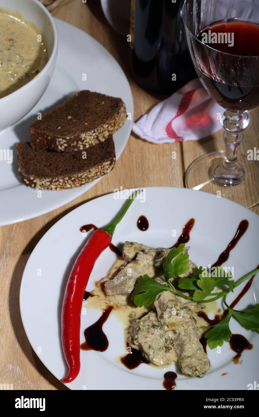 Liver under sauce and red wine Stock Photo Alamy