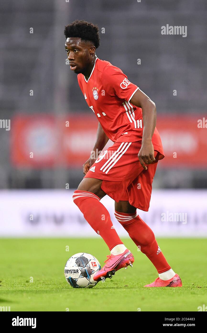 Munich, Germany, 10th June 2020  Alphonso DAVIES, FCB 19  FC BAYERN MUENCHEN - EINTRACHT FRANKFURT 2-1 im DFB-Pokal, Saison 2019/2020.  © Peter Schatz / Alamy Stock Photos /Lennard Preiss/Witters/ Pool   - DFL REGULATIONS PROHIBIT ANY USE OF PHOTOGRAPHS as IMAGE SEQUENCES and/or QUASI-VIDEO -   National and international News-Agencies OUT  Editorial Use ONLY Stock Photo