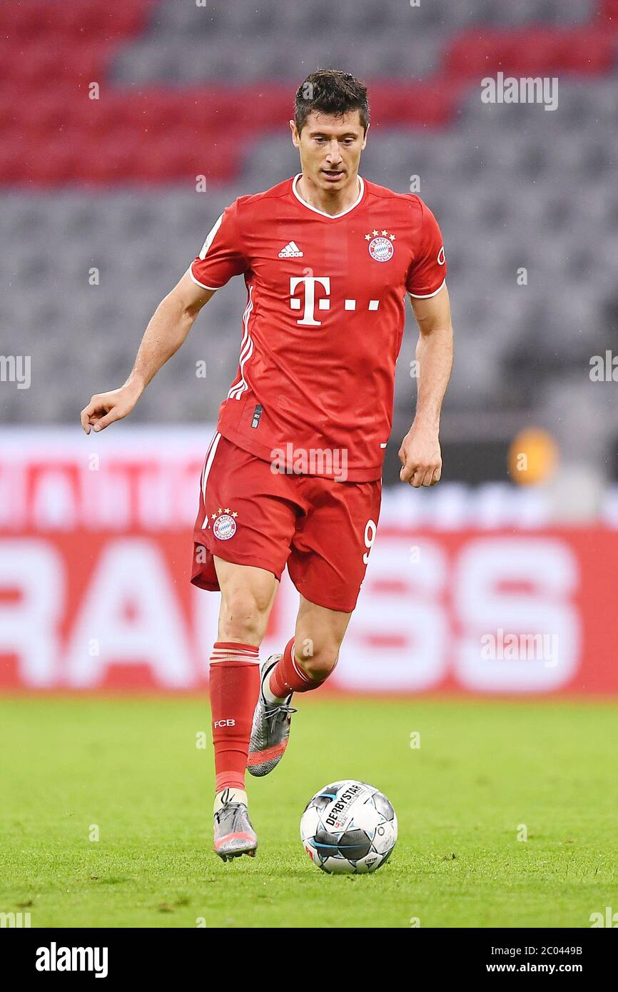 Munich, Germany, 10th June 2020  Robert LEWANDOWSKI, FCB 9  FC BAYERN MUENCHEN - EINTRACHT FRANKFURT 2-1 im DFB-Pokal, Saison 2019/2020.  © Peter Schatz / Alamy Stock Photos /Lennard Preiss/Witters/ Pool   - DFL REGULATIONS PROHIBIT ANY USE OF PHOTOGRAPHS as IMAGE SEQUENCES and/or QUASI-VIDEO -   National and international News-Agencies OUT  Editorial Use ONLY Stock Photo