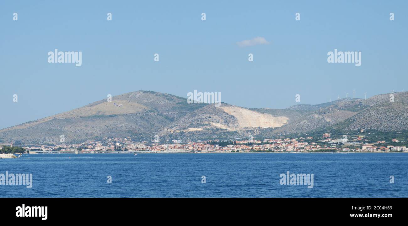 Faraway view of split hi-res stock photography and images - Alamy