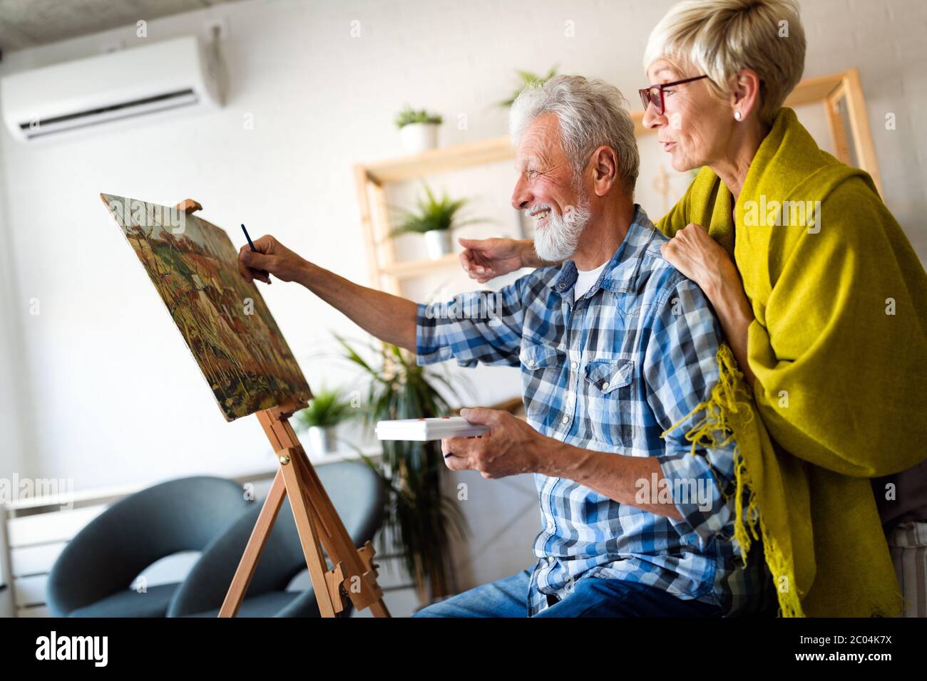 Elderly people painting hi-res stock photography and images - Alamy