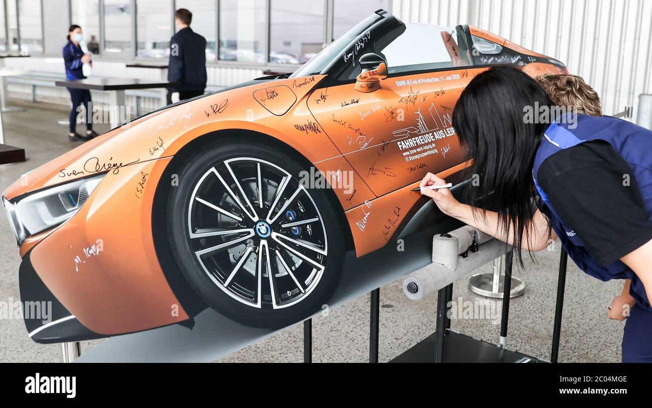 11 June 2020 Saxony Leipzig Employees Immortalise Themselves On A Cardboard Bmw I8 At The Bmw Plant In Leipzig Six Years After Its Market Launch The Last Plug In Hybrid Sports Car Rolled