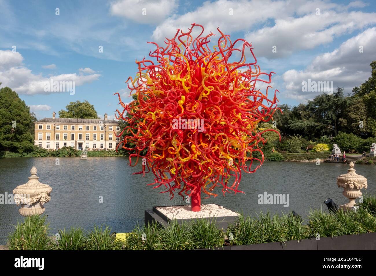 'Summer Sun', a glass sculpture by Dale Chihuly, Royal Botanic Gardens, Kew, Richmond Upon Thames, England, UK. Stock Photo