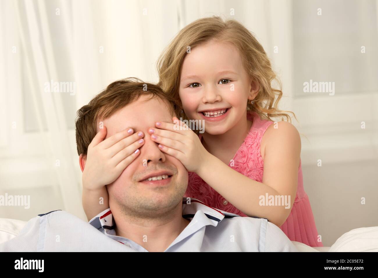 Eye daughter. ПРЯТКИ С папой. Папа смеется. Дочь закрывает глаза папе.