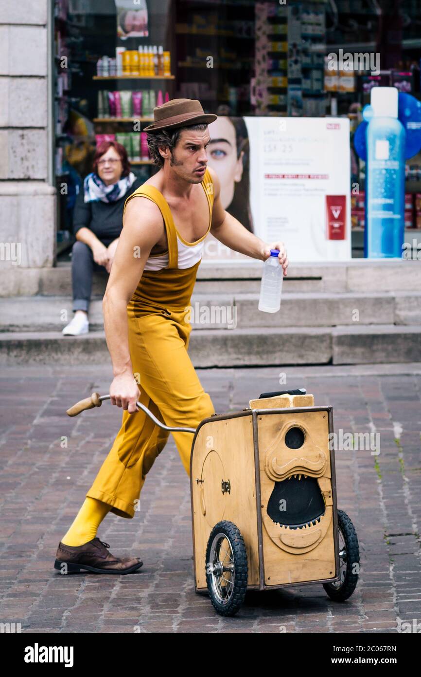 Funny performance of the great italian artist Claudio Mutazzi at