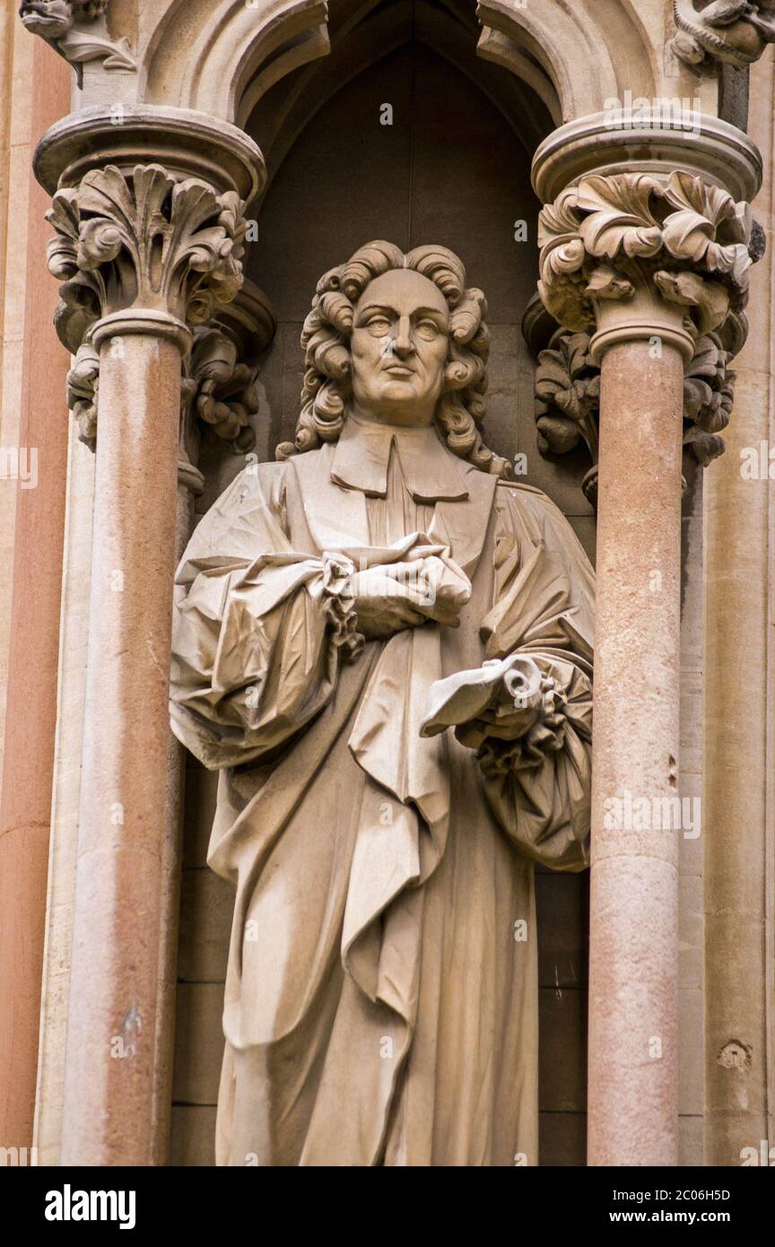 Stone carved statue of the scholar and theologian Richard Bentley (1662 - 1742). Outer wall of the Chapel of St John's College, Cambridge. Bentley was Stock Photo