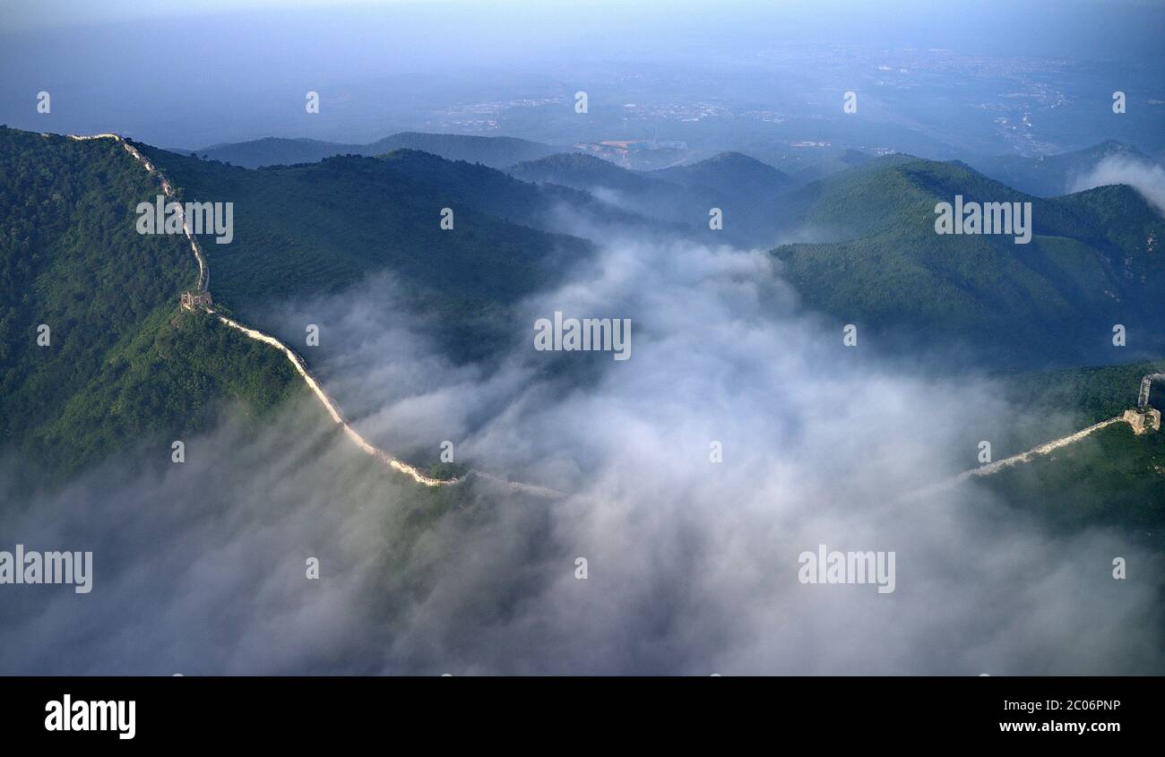 (200611) -- TANGSHAN, June 11, 2020 (Xinhua) -- Aerial photo taken on June 11, 2020 shows sea of clouds at the Lengkou Great Wall in Qian'an City, north China's Hebei Province. (Xinhua/Mu Yu) Stock Photo