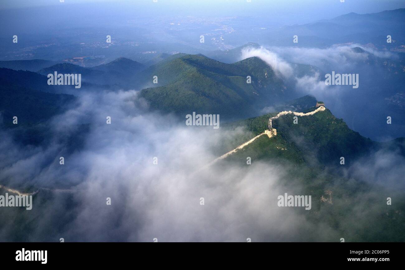 (200611) -- TANGSHAN, June 11, 2020 (Xinhua) -- Aerial photo taken on June 11, 2020 shows sea of clouds at the Lengkou Great Wall in Qian'an City, north China's Hebei Province. (Xinhua/Mu Yu) Stock Photo