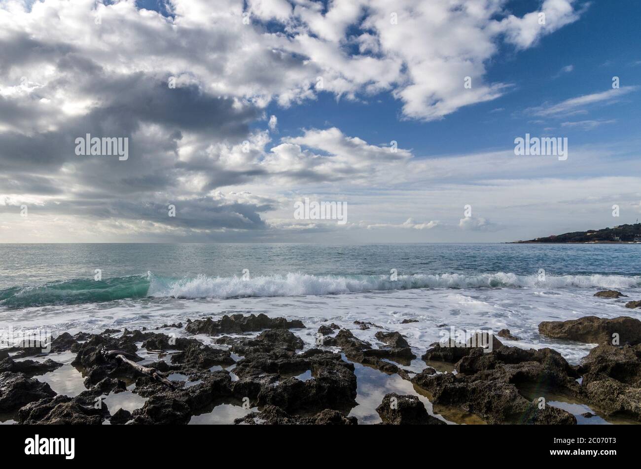 Landscape sea waves cloudy sky hi-res stock photography and images - Alamy