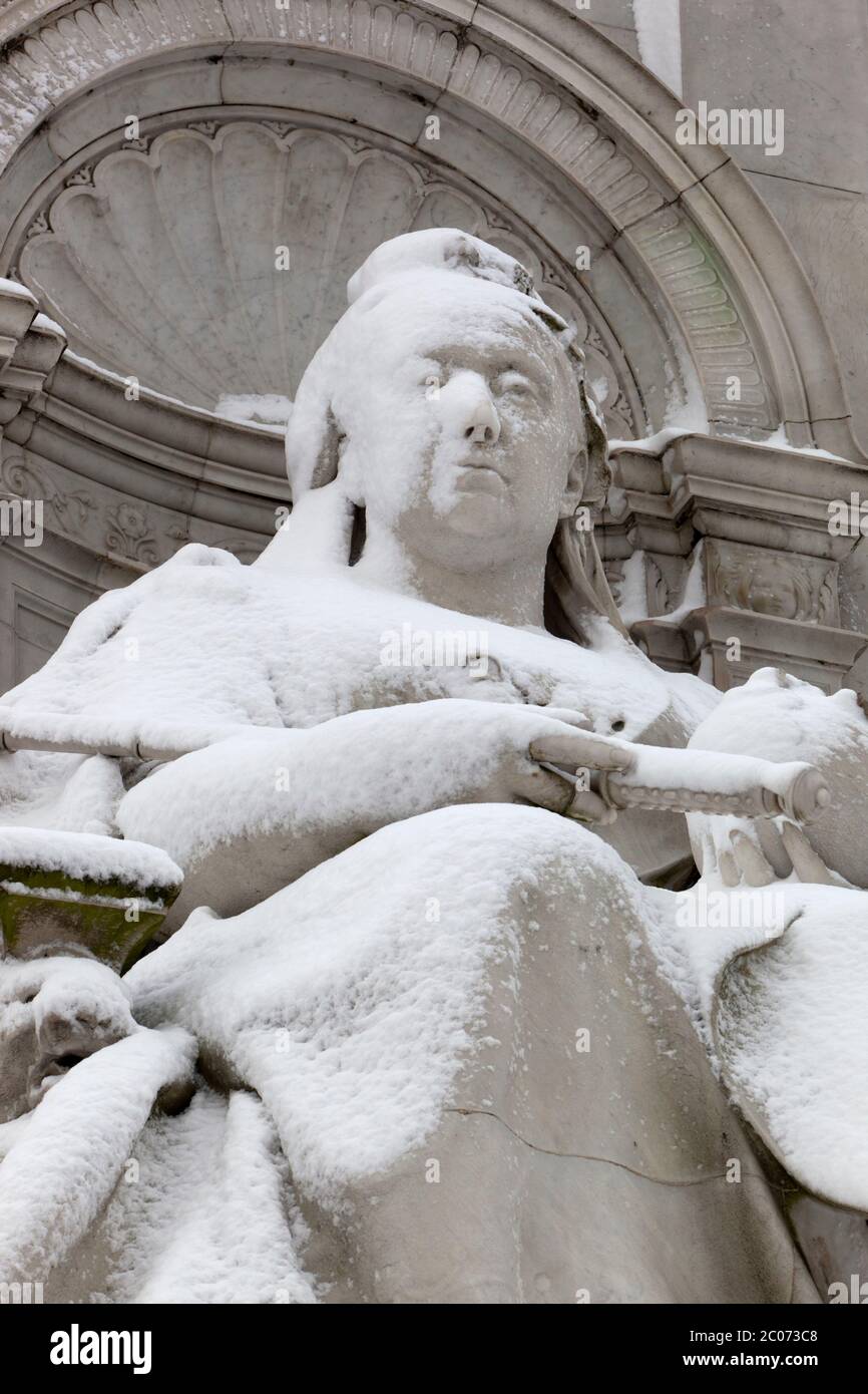 Queen Victoria statue covered in snow on the Queen Victoria Memorial opposite Buckingham Palace, London, England, UK Stock Photo