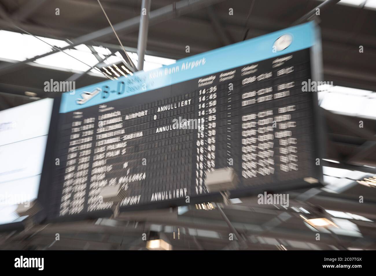 Hinweistafel am Flughafen Köln/Bonn zur Flugannulierung im Zusammenhang mit der weltweiten Ausbreitung des Coronavirus. Köln, 14.03.2020 Stock Photo