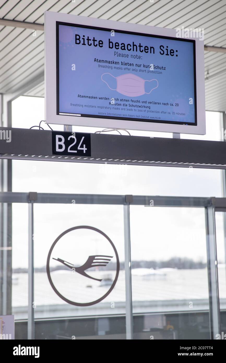 Hinweistafel am Flughafen Köln/Bonn zur Vorsorge im Zusammenhang mit der weltweiten Ausbreitung des Coronavirus. Köln, 14.03.2020 Stock Photo