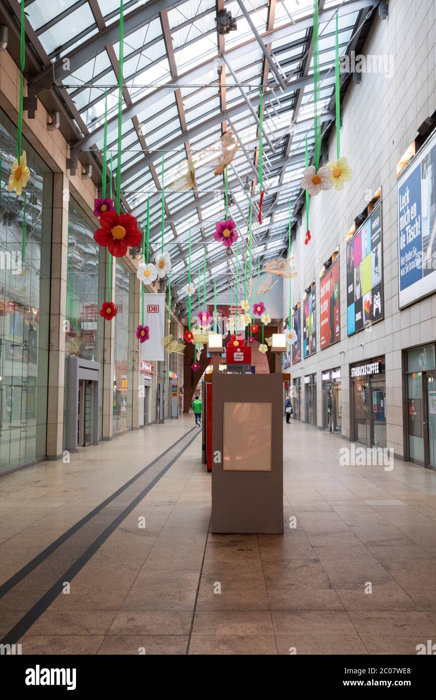 Leere Wandelhalle im Köln Hauptbahnhof zur Auswirkung des Coronavirus. Köln, 19.03.2020 Stock Photo