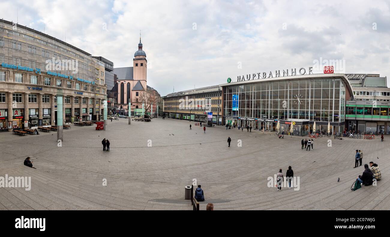 Leerer Bahnhofsvorplatz zur Auswirkung des Coronavirus. Köln, 19.03.2020 Stock Photo