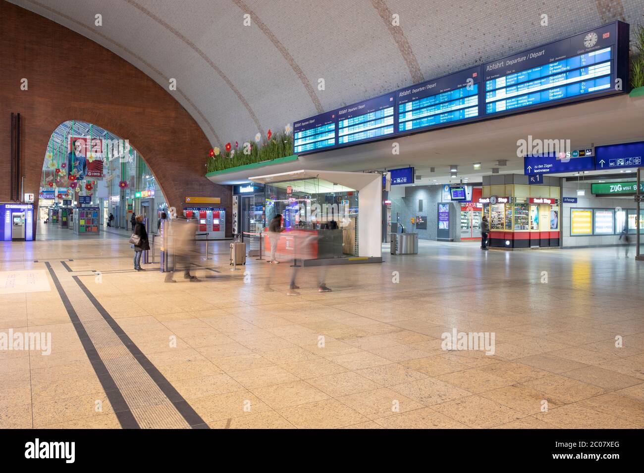 Leere Wandelhalle im Köln Hauptbahnhof zur Auswirkung des Coronavirus. Köln, 19.03.2020 Stock Photo