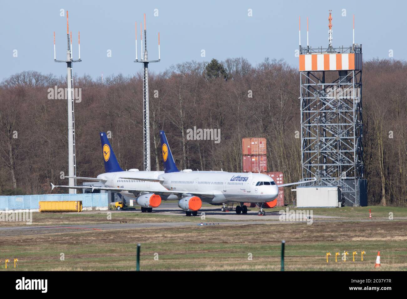 Abgestellte Flugzeuge als Folge der Flugannulierung im Zusammenhang mit der Corona-Krise am Flughafen Köln/Bonn. Köln; 22.03.2020 Stock Photo
