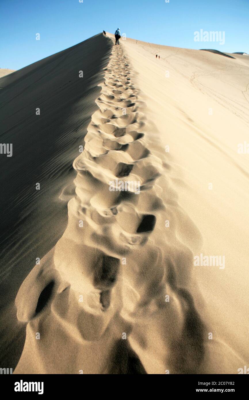 The Singing Sand Dunes (Ming Sha Shan) at Dunhuang, Gansu Province, People's Republic of China. 30/09/2011. Photograph: Stuart Boulton/Alamy Stock Photo