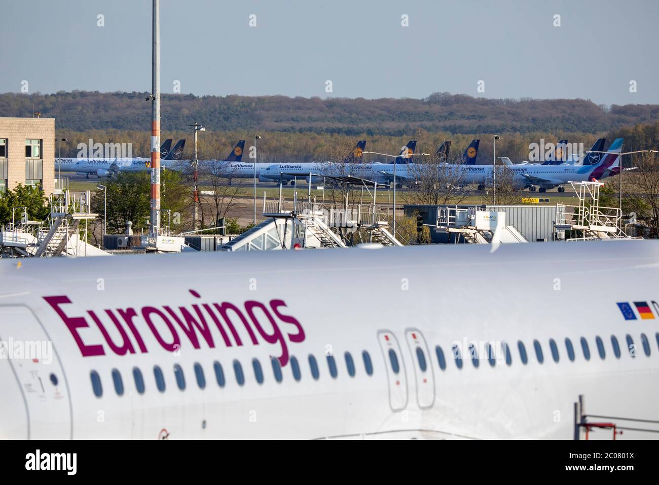 Abgestellte Flugzeuge nach vollständigem Erliegen des Personenflugverkehrs im Zusammenhang mit der Corona-Krise am Flughafen Köln/Bonn. Köln; 07.04.20 Stock Photo