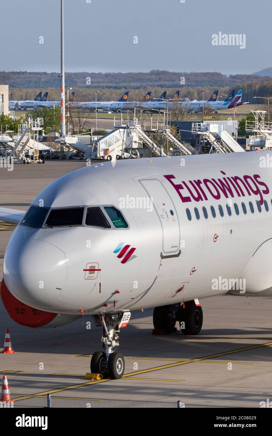 Abgestellte Flugzeuge nach vollständigem Erliegen des Personenflugverkehrs im Zusammenhang mit der Corona-Krise am Flughafen Köln/Bonn. Köln; 07.04.20 Stock Photo