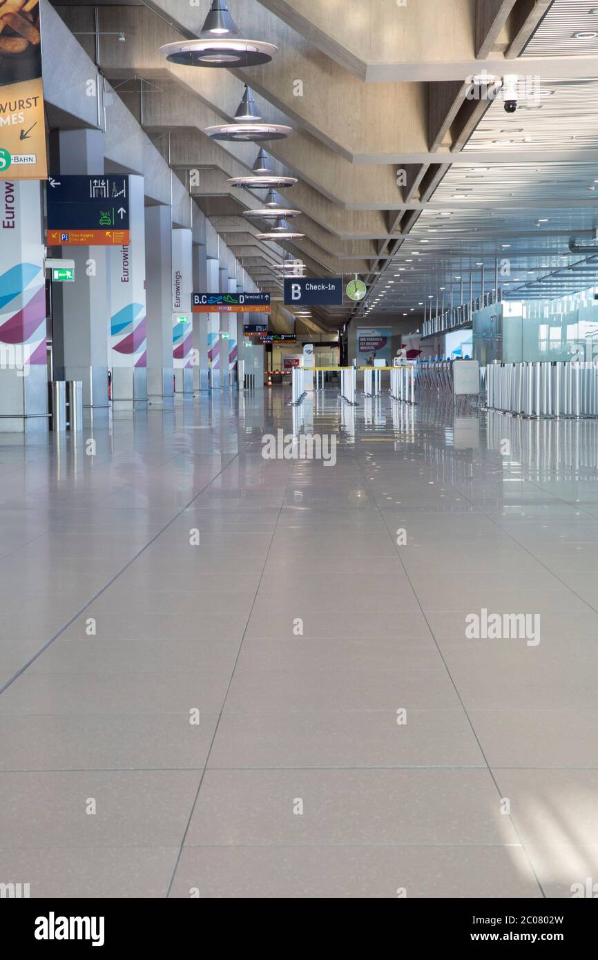 Nahezu vollständiges Erliegen des Personenflugverkehrs im Zusammenhang mit der Corona-Krise am Flughafen Köln/Bonn. Köln; 07.04.2020 Stock Photo