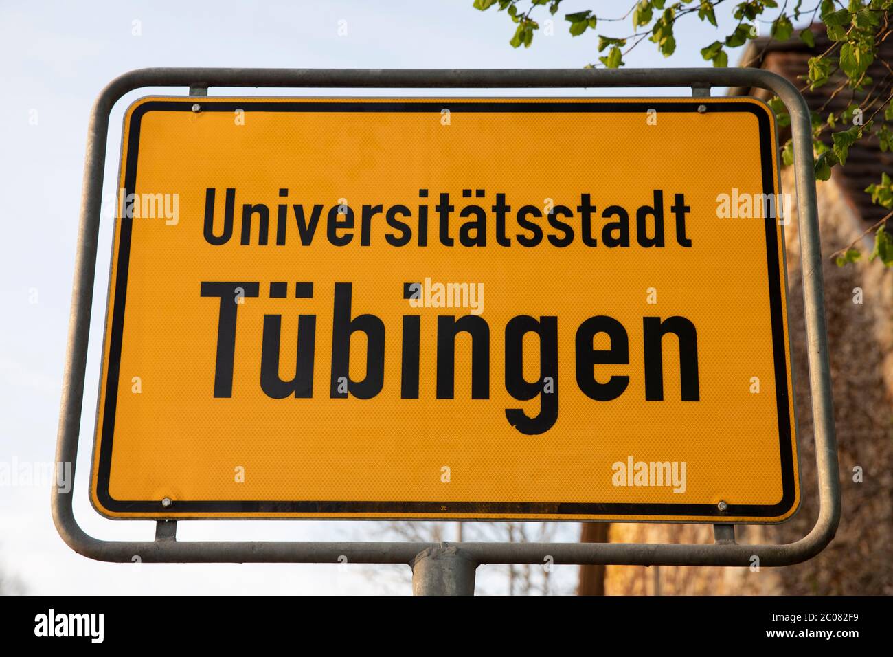 Ortseingsschild der Universitätsstadt Tübingen. Tübingen, 19.04.2020 Stock Photo