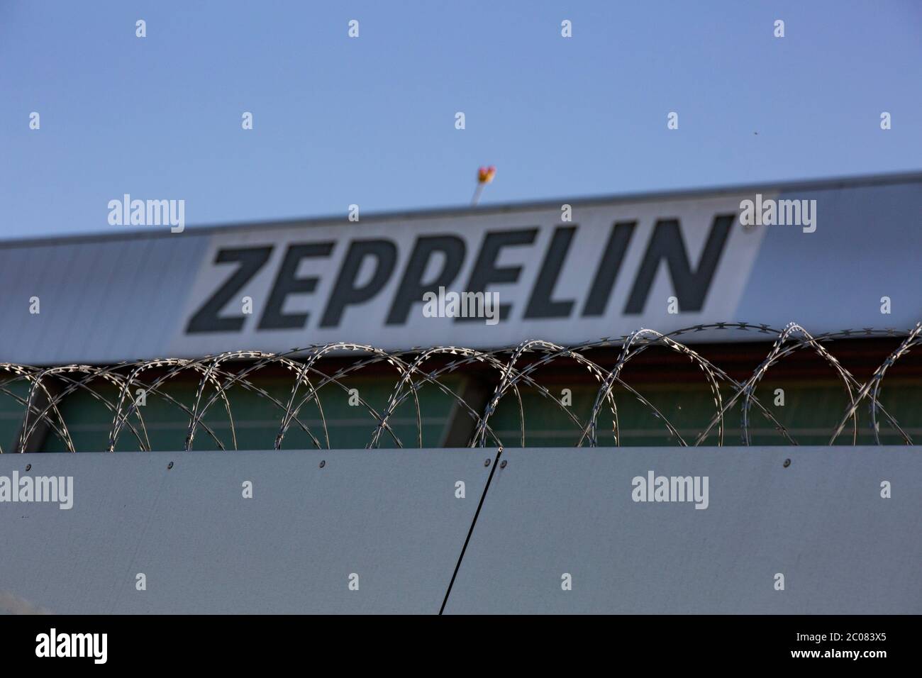 Überwachung von Coronaverstößen in der Region Bodensee-Oberschwaben aus dem Zeppelin NT. Friedrichshafen, 23.04.2020 Stock Photo