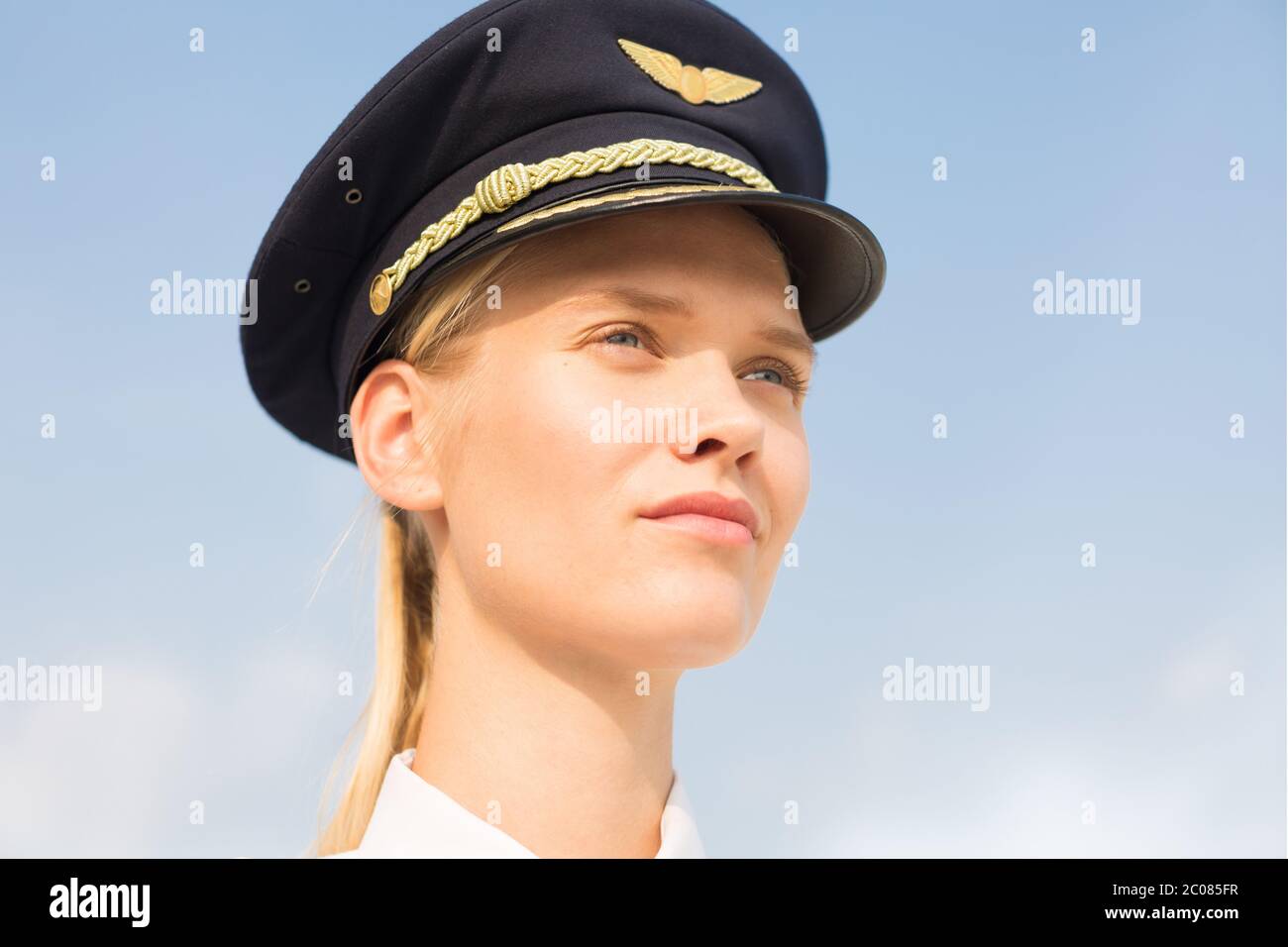 Portrait female airline pilot hires stock photography and images Alamy