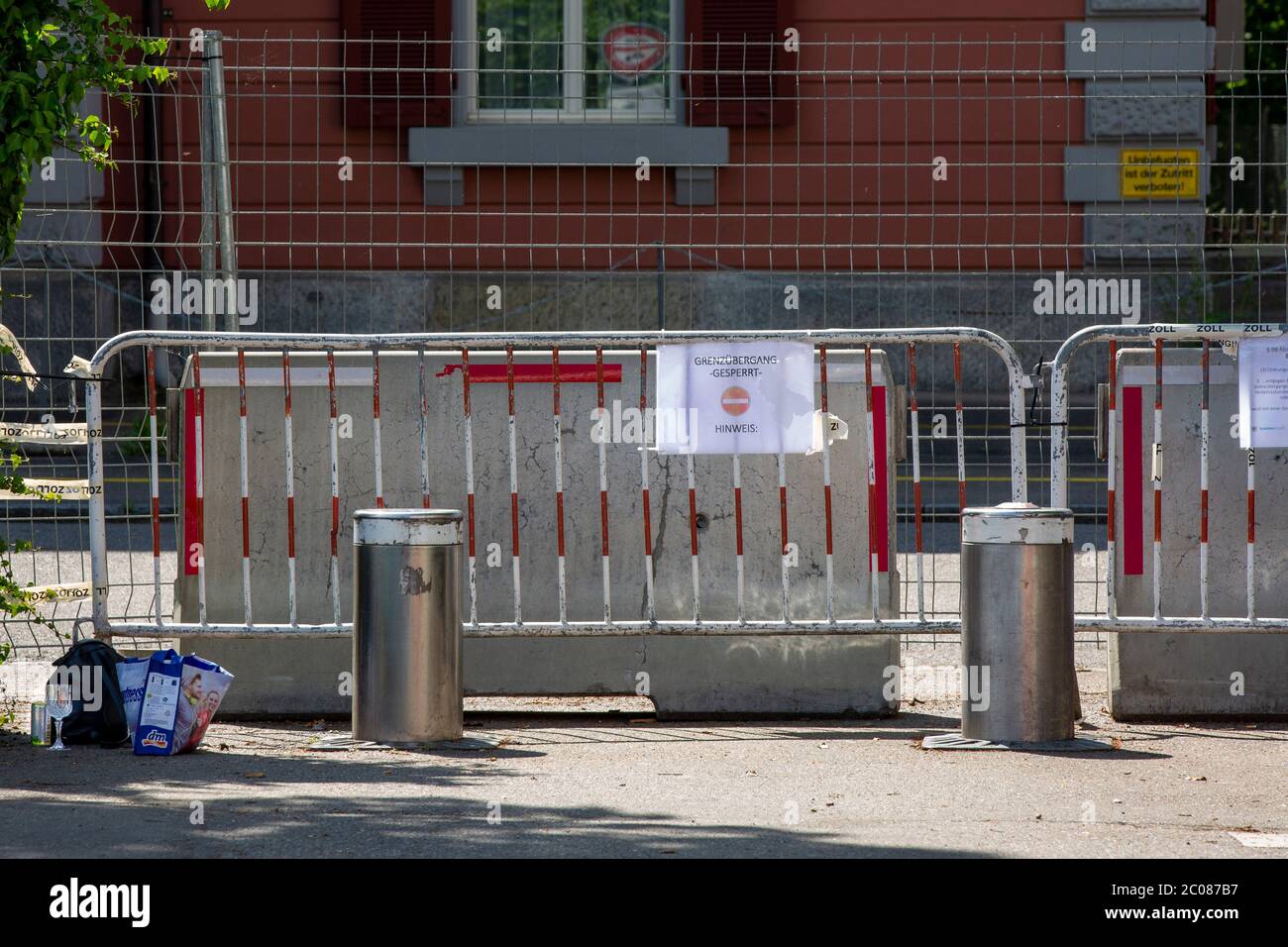 Wegen der Ausbreitung des Corona-Virus haben die Schweiz und Deutschland ihre Grenzen geschlossen. Nun findet die Konversation am Grenzzaun statt. Kon Stock Photo