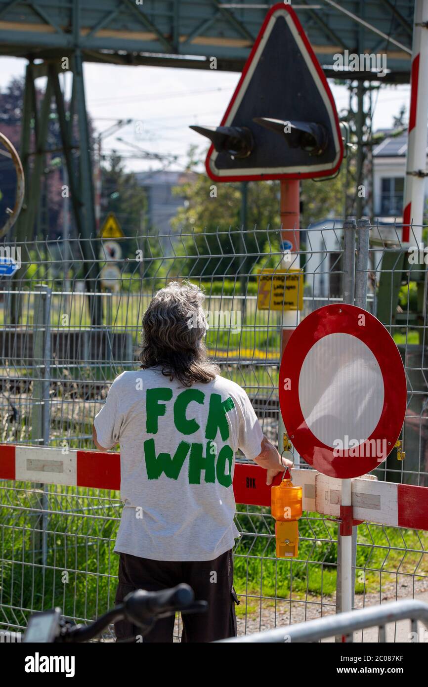 Wegen der Ausbreitung des Corona-Virus haben die Schweiz und Deutschland ihre Grenzen geschlossen. Nun findet die Konversation am Grenzzaun statt. Kon Stock Photo
