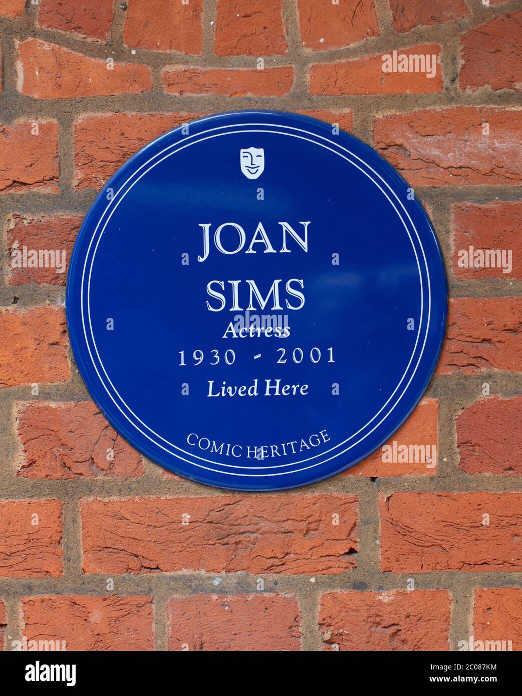 Comic Heritage Blue Plaque for actress Joan Sims (1930-2001) in Thackeray St, London; unveiled by Barbara Windsor and Eric Sykes Stock Photo