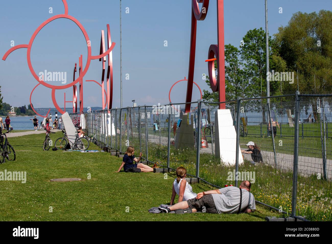 Wegen der Ausbreitung des Corona-Virus haben die Schweiz und Deutschland ihre Grenzen geschlossen. Nun findet die Konversation am Grenzzaun statt. Kon Stock Photo