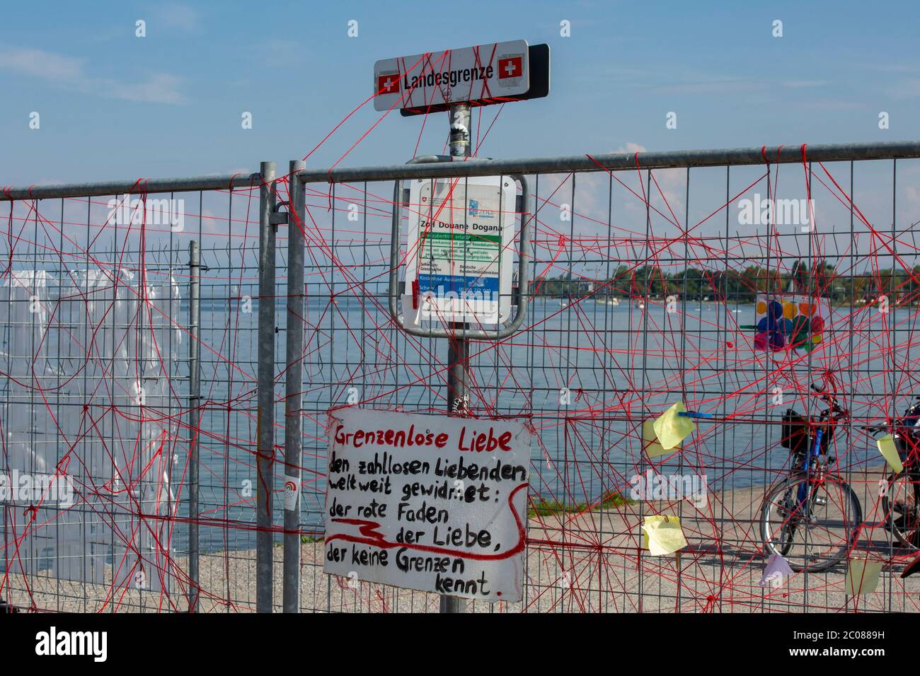 Wegen der Ausbreitung des Corona-Virus haben die Schweiz und Deutschland ihre Grenzen geschlossen. Nun findet die Konversation am Grenzzaun statt. Kon Stock Photo