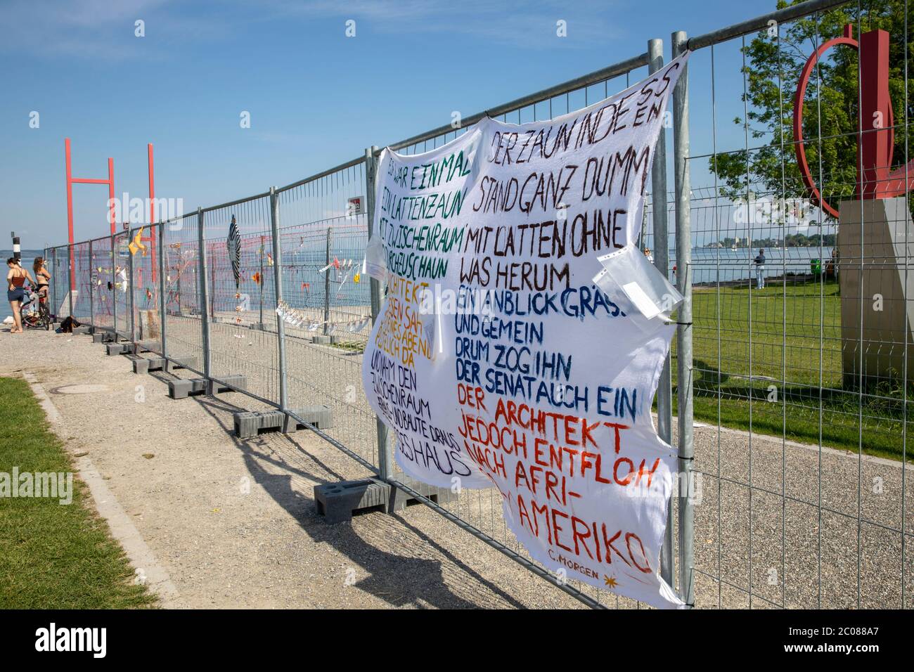 Wegen der Ausbreitung des Corona-Virus haben die Schweiz und Deutschland ihre Grenzen geschlossen. Nun findet die Konversation am Grenzzaun statt. Kon Stock Photo