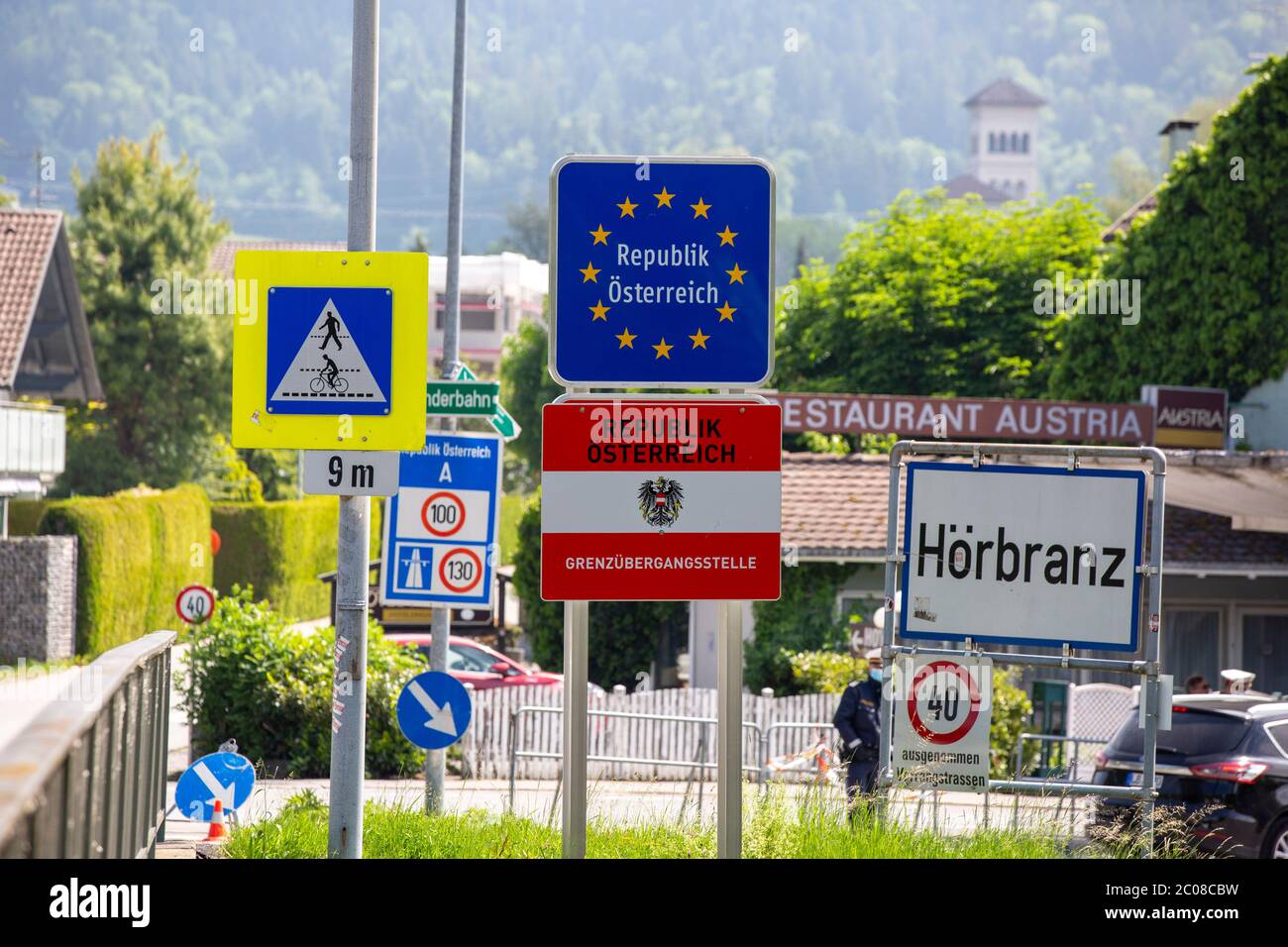 Grenzverkehr nach der Lockerung der Grenze Österreich - Deutschland am Grenzübergang Ziegelhaus in Lindau-Zech. Lindau,16.05.2020 Stock Photo