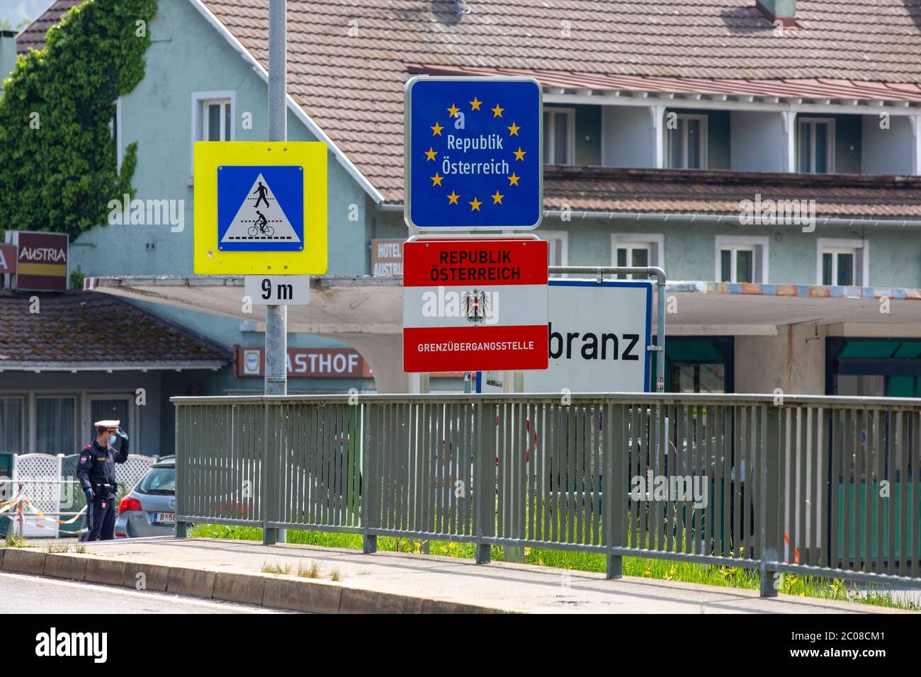 Grenzverkehr nach der Lockerung der Grenze Österreich - Deutschland am Grenzübergang Ziegelhaus in Lindau-Zech. Lindau,16.05.2020 Stock Photo