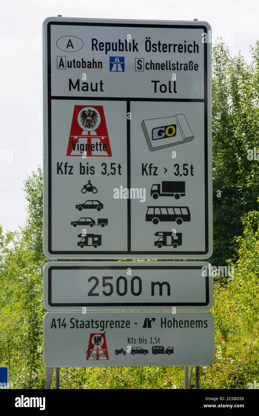 Hinweisschilder Grenzverkehr zur Grenze Österreich - Deutschland. Lindau,16.05.2020 Stock Photo